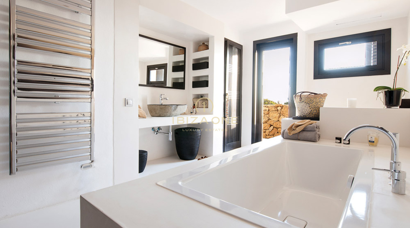 Luxe villa aan zee te koop, Ibiza - luxe villa aan zee te koop, Ibiza - luxe woning aan het water te koop, Ibiza - Luxe villa aan zee te huur, Ibiza - luxe villa aan zee te huur, Ibiza - luxe woning aan zee te huur, Ibiza