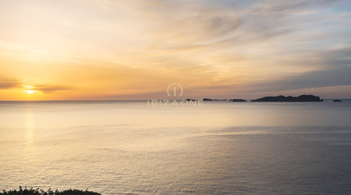 Villa de lujo en primera línea de mar en venta, Ibiza - Villa de lujo en primera línea de mar en venta, Ibiza - Propiedad de lujo frente al mar en venta, Ibiza - Villa de lujo en primera línea de mar en alquiler, Ibiza - Villa de lujo en primera línea de mar en alquiler, Ibiza - Propiedad de lujo frente al mar en alquiler, Ibiza