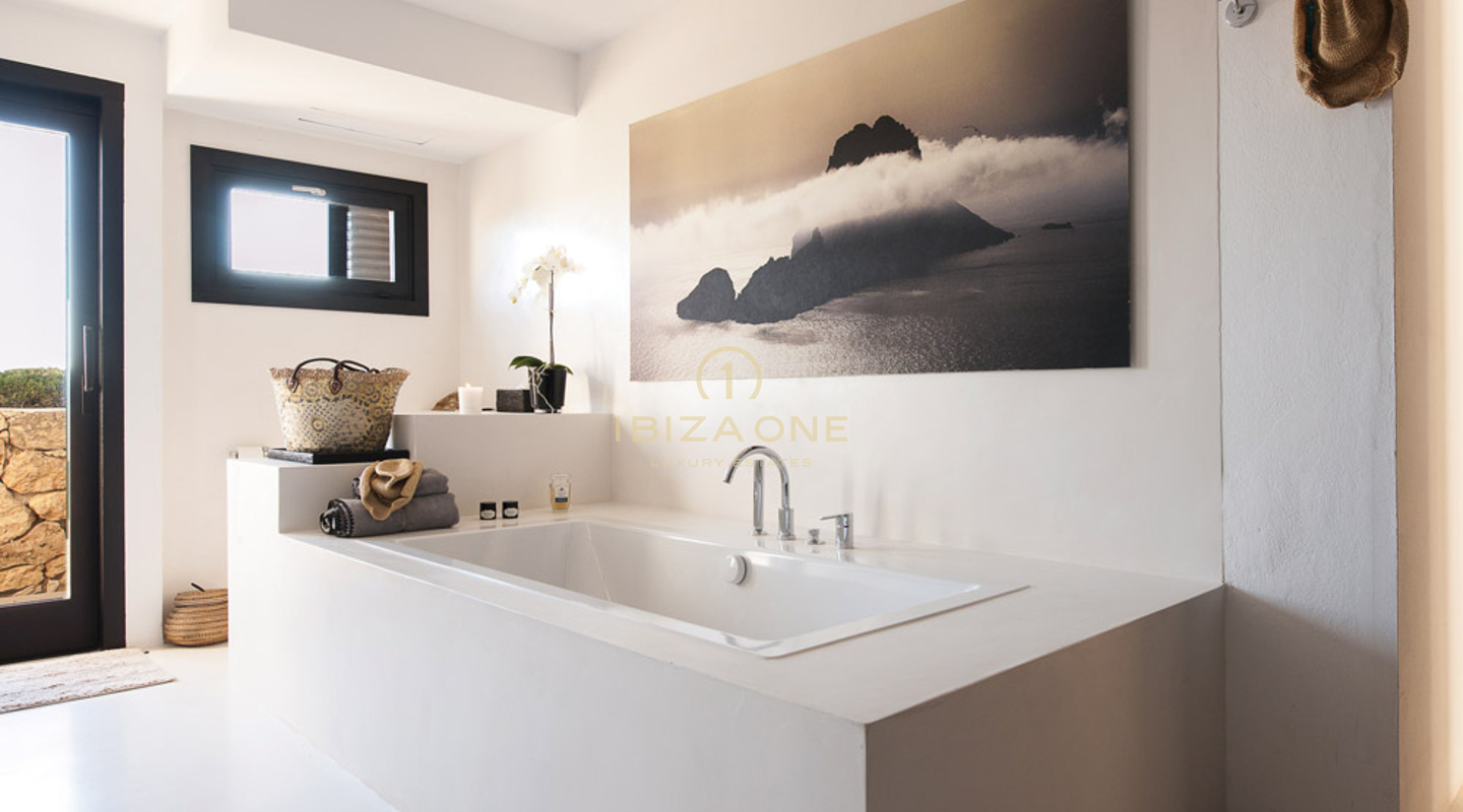 Villa de lujo en primera línea de mar en venta, Ibiza - Villa de lujo en primera línea de mar en venta, Ibiza - Propiedad de lujo frente al mar en venta, Ibiza - Villa de lujo en primera línea de mar en alquiler, Ibiza - Villa de lujo en primera línea de mar en alquiler, Ibiza - Propiedad de lujo frente al mar en alquiler, Ibiza