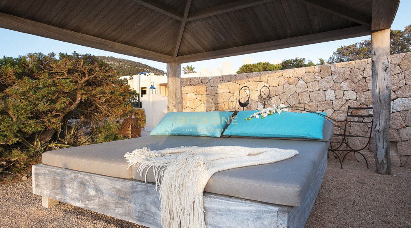 Villa de lujo en primera línea de mar en venta, Ibiza - Villa de lujo en primera línea de mar en venta, Ibiza - Propiedad de lujo frente al mar en venta, Ibiza - Villa de lujo en primera línea de mar en alquiler, Ibiza - Villa de lujo en primera línea de mar en alquiler, Ibiza - Propiedad de lujo frente al mar en alquiler, Ibiza