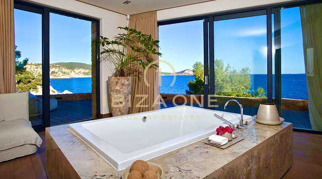 Luxe frontlinie woning met toegang tot het privéstrand en aanlegsteiger - eerste lijn zee - villa aan het water te huur, Ibiza