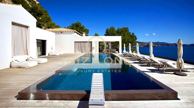 Luxuriöses Anwesen in erster Meereslinie mit Zugang zum Privatstrand und Bootssteg – erste Meereslinie – Villa am Wasser zu vermieten, Ibiza
