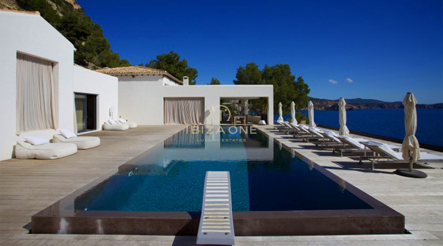 Proprietà di lusso in prima linea con accesso alla spiaggia privata e al molo per barche - prima linea sul mare - villa sul lungomare in affitto, Ibiza