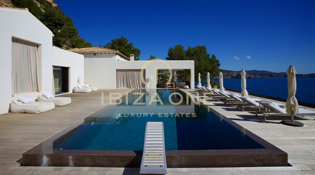 Proprietà di lusso in prima linea con accesso alla spiaggia privata e al molo per barche - prima linea sul mare - villa sul lungomare in affitto, Ibiza