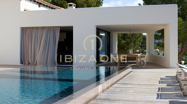 Luxury frontline property with access to the private beach and boat dock - first line sea - waterfront villa for rent, Ibiza