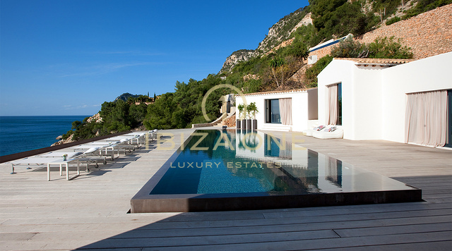 Ultraluxe landgoed aan het water met privéstrand, jacht en 200 meter kustlijn – Es Cubells te huur, Ibiza