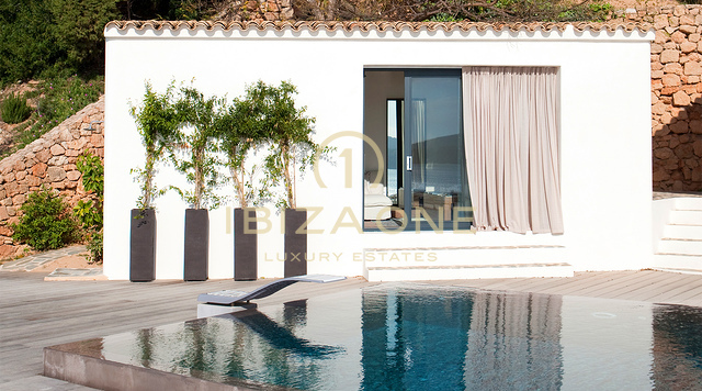 Luxe frontlinie woning met toegang tot het privéstrand en aanlegsteiger - eerste lijn zee - villa aan het water te huur, Ibiza
