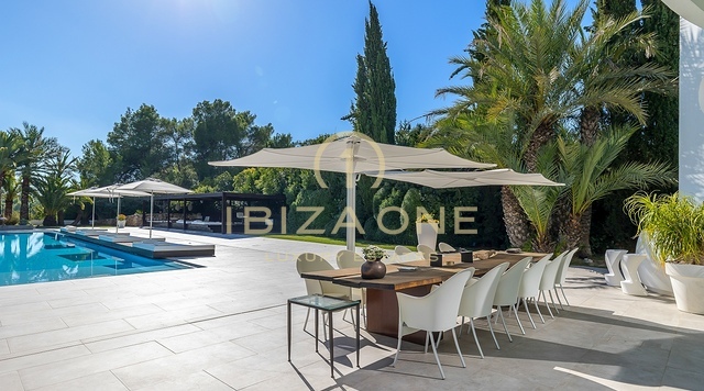 Exclusiva villa de diseño de lujo en venta con pista de tenis privada, enorme piscina al aire libre y piscina cubierta, Ibiza - Exclusiva villa de diseño de lujo en alquiler con pista de tenis privada, enorme piscina al aire libre y piscina cubierta, Ibiza