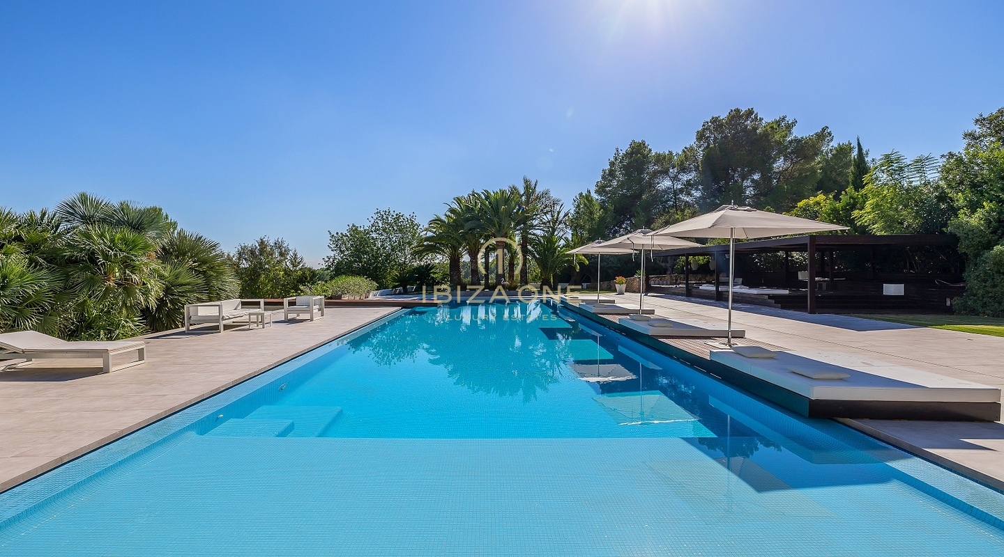 Exclusiva villa de diseño de lujo en venta con pista de tenis privada, enorme piscina al aire libre y piscina cubierta, Ibiza - Exclusiva villa de diseño de lujo en alquiler con pista de tenis privada, enorme piscina al aire libre y piscina cubierta, Ibiza