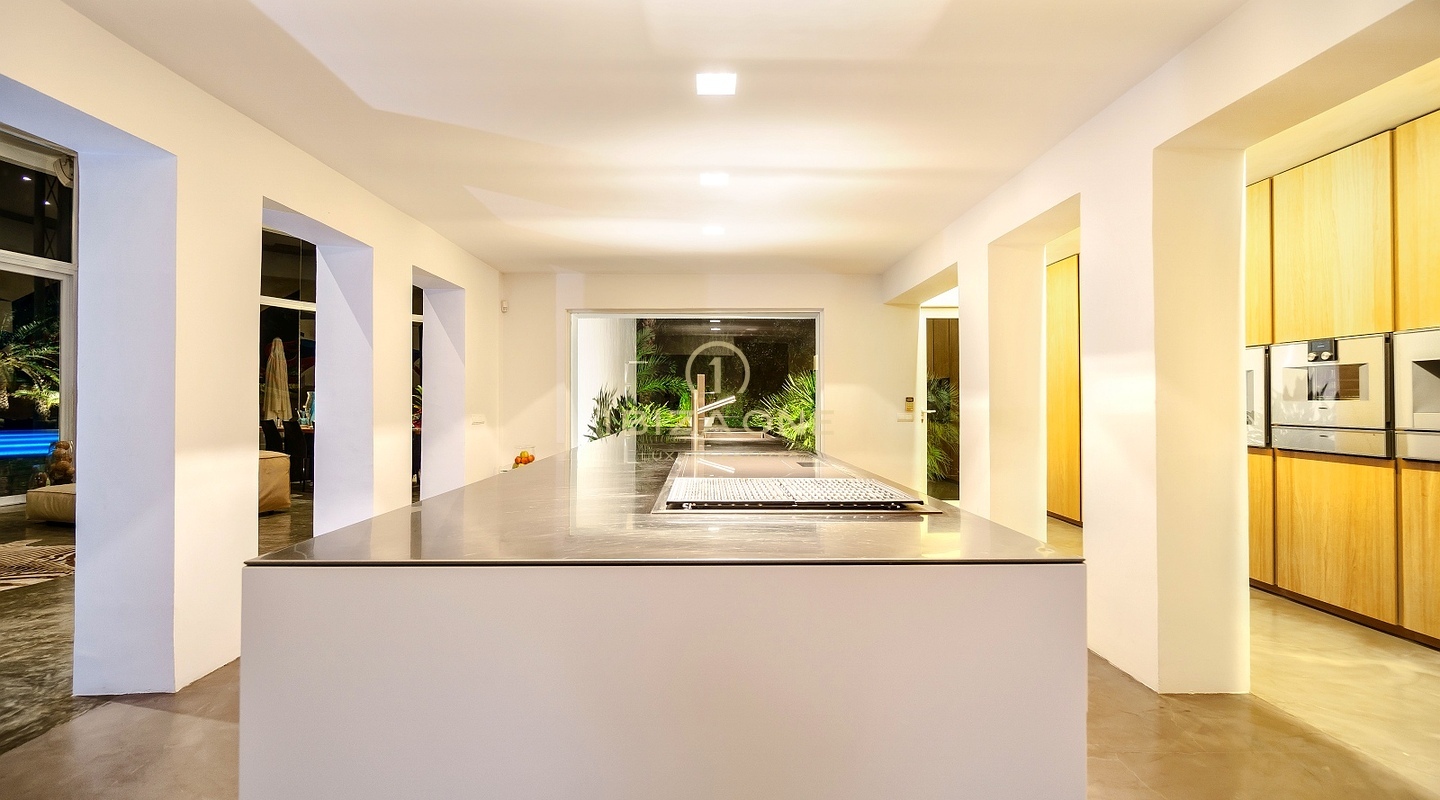 Exclusiva villa de diseño de lujo en venta con pista de tenis privada, enorme piscina al aire libre y piscina cubierta, Ibiza - Exclusiva villa de diseño de lujo en alquiler con pista de tenis privada, enorme piscina al aire libre y piscina cubierta, Ibiza
