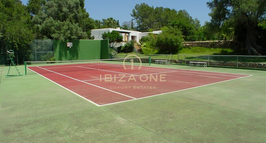 woning met tennisbaan, 18 slaapkamers en uitzicht op Ibiza te koop en huur - Jesus Ibiza One onroerend goed - makelaar - Luxe - villas - verkoop - huur -