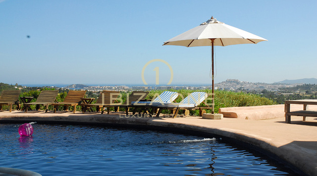 Spectaculair luxe pand met tennisbaan, 18 slaapkamers en uitzicht op Ibiza te koop, Ibiza -
Spectaculair luxe pand met tennisbaan, 18 slaapkamers en uitzicht op Ibiza te huur, Ibiza