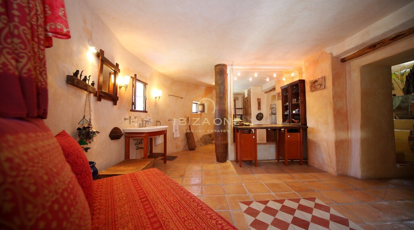 Propriété de luxe spectaculaire avec court de tennis, 18 chambres et vue sur Ibiza à vendre, Ibiza -
Propriété de luxe spectaculaire avec court de tennis, 18 chambres et vue sur Ibiza à louer, Ibiza