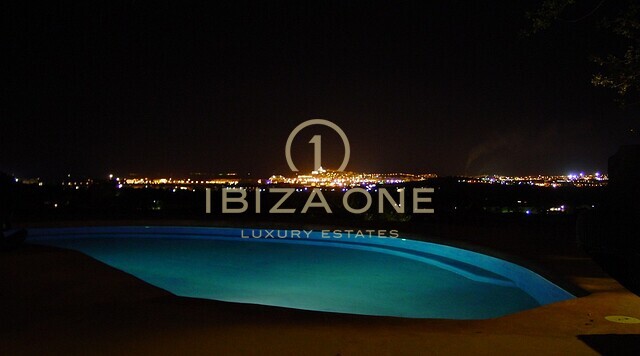 Espectacular propiedad de lujo con pista de tenis, 18 dormitorios y vistas a Ibiza en venta, Ibiza -
Espectacular propiedad de lujo con pista de tenis, 18 habitaciones y vistas a Ibiza en alquiler, Ibiza