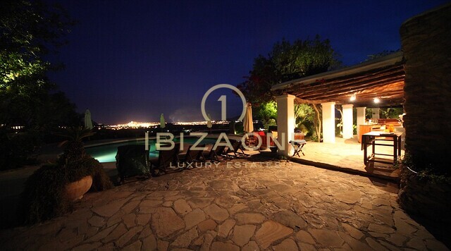 Spectaculair luxe pand met tennisbaan, 18 slaapkamers en uitzicht op Ibiza te koop, Ibiza -
Spectaculair luxe pand met tennisbaan, 18 slaapkamers en uitzicht op Ibiza te huur, Ibiza