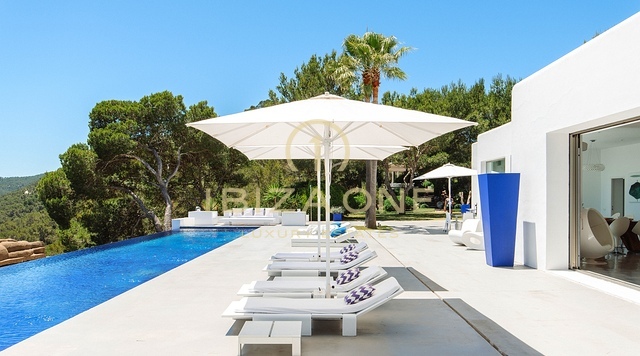 L'une des propriétés de location de luxe les plus spectaculaires d'Ibiza, offrant une vue imprenable à 180° sur la mer.