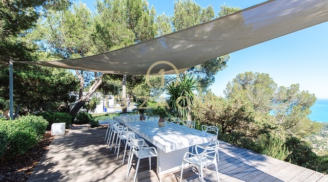 Una de las fincas de alquiler de lujo más espectaculares de Ibiza con inigualables vistas al mar de 180°, Ibiza