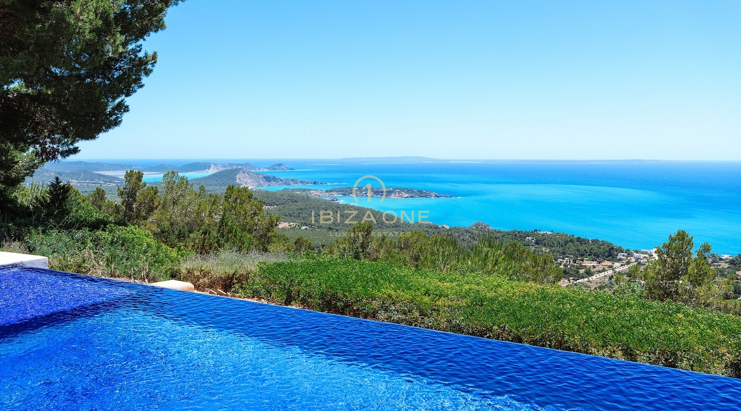 Una de las fincas de alquiler de lujo más espectaculares de Ibiza con inigualables vistas al mar de 180°, Ibiza
