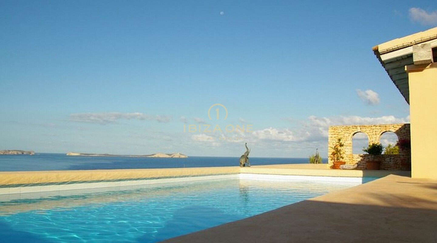 Lussuosa e mediterranea, villa molto ben tenuta a Ibiza con vista mare mozzafiato e tramonto tutto l'anno in vendita, Ibiza - distanza dal mare è a soli 170 metri - Lussuosa e mediterranea, villa molto ben tenuta a Ibiza con vista mare mozzafiato e tramonto tutto l'anno in affitto, Ibiza - distanza dal mare è a soli 170 metri
