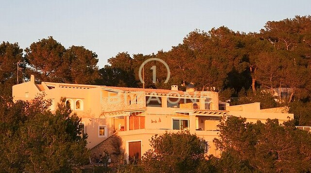 Luxuriöse und mediterrane, sehr gepflegte Villa auf Ibiza mit herrlichem Meerblick und Sonnenuntergang das ganze Jahr über zu verkaufen, Ibiza - Entfernung zum Meer beträgt nur 170 Meter - Luxuriöse und mediterrane, sehr gepflegte Villa auf Ibiza mit herrlichem Meerblick und Sonnenuntergang das ganze Jahr über zu vermieten, Ibiza - Entfernung zum Meer beträgt nur 170 Meter