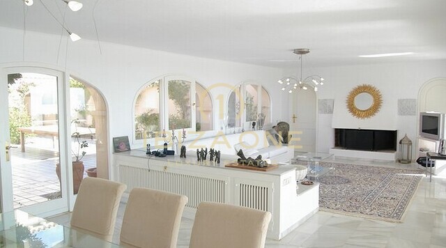 Luxuriöse und mediterrane, sehr gepflegte Villa auf Ibiza mit herrlichem Meerblick und Sonnenuntergang das ganze Jahr über zu verkaufen, Ibiza - Entfernung zum Meer beträgt nur 170 Meter - Luxuriöse und mediterrane, sehr gepflegte Villa auf Ibiza mit herrlichem Meerblick und Sonnenuntergang das ganze Jahr über zu vermieten, Ibiza - Entfernung zum Meer beträgt nur 170 Meter