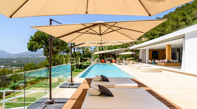 La tenuta definitiva per uno stile di vita esclusivo a Cala Jondal: vista mare, piscina, palestra e i migliori luoghi di Ibiza a portata di mano, in vendita e in affitto a Ibiza - Licenza per affitti turistici