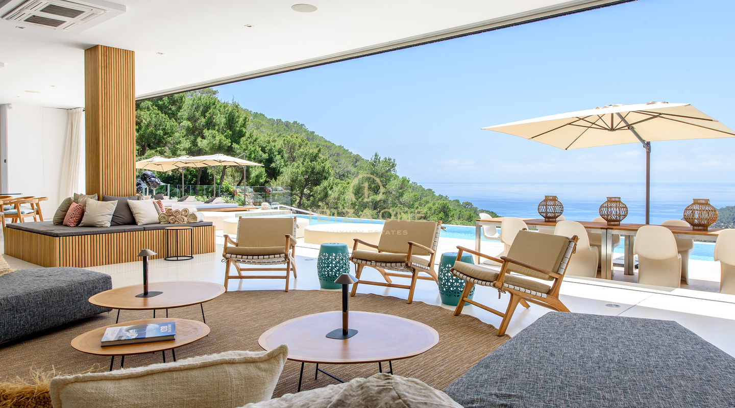 Domaine d'exception à Cala Jondal : vue sur mer, piscine, salle de sport et accès direct aux lieux incontournables d'Ibiza. À vendre et à louer. Ibiza - Licence de location touristique.