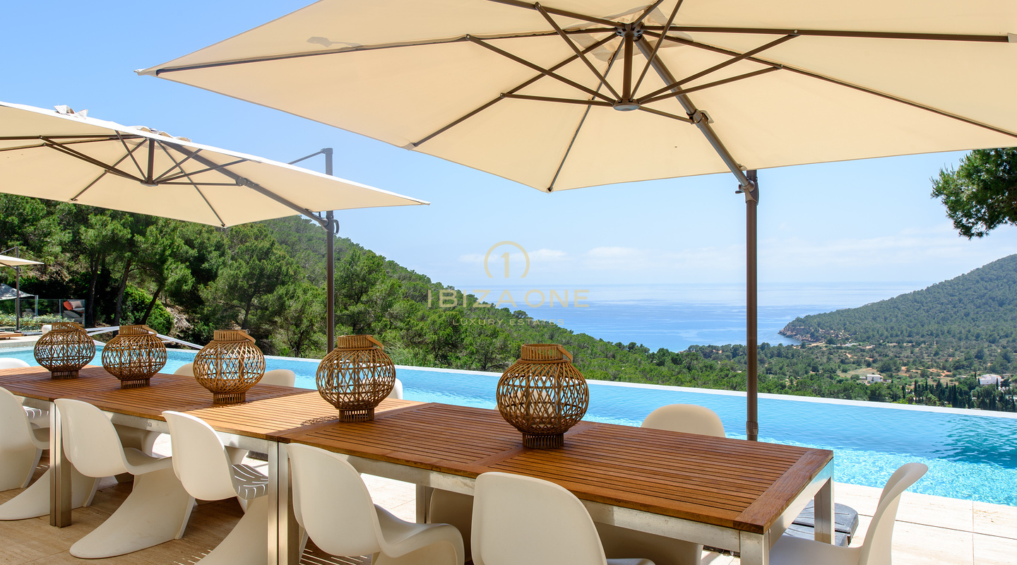 La tenuta definitiva per uno stile di vita esclusivo a Cala Jondal: vista mare, piscina, palestra e i migliori luoghi di Ibiza a portata di mano, in vendita e in affitto a Ibiza - Licenza per affitti turistici
