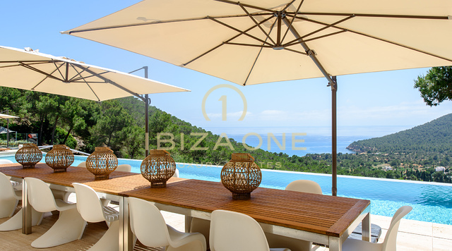 La tenuta definitiva per uno stile di vita esclusivo a Cala Jondal: vista mare, piscina, palestra e i migliori luoghi di Ibiza a portata di mano, in vendita e in affitto a Ibiza - Licenza per affitti turistici