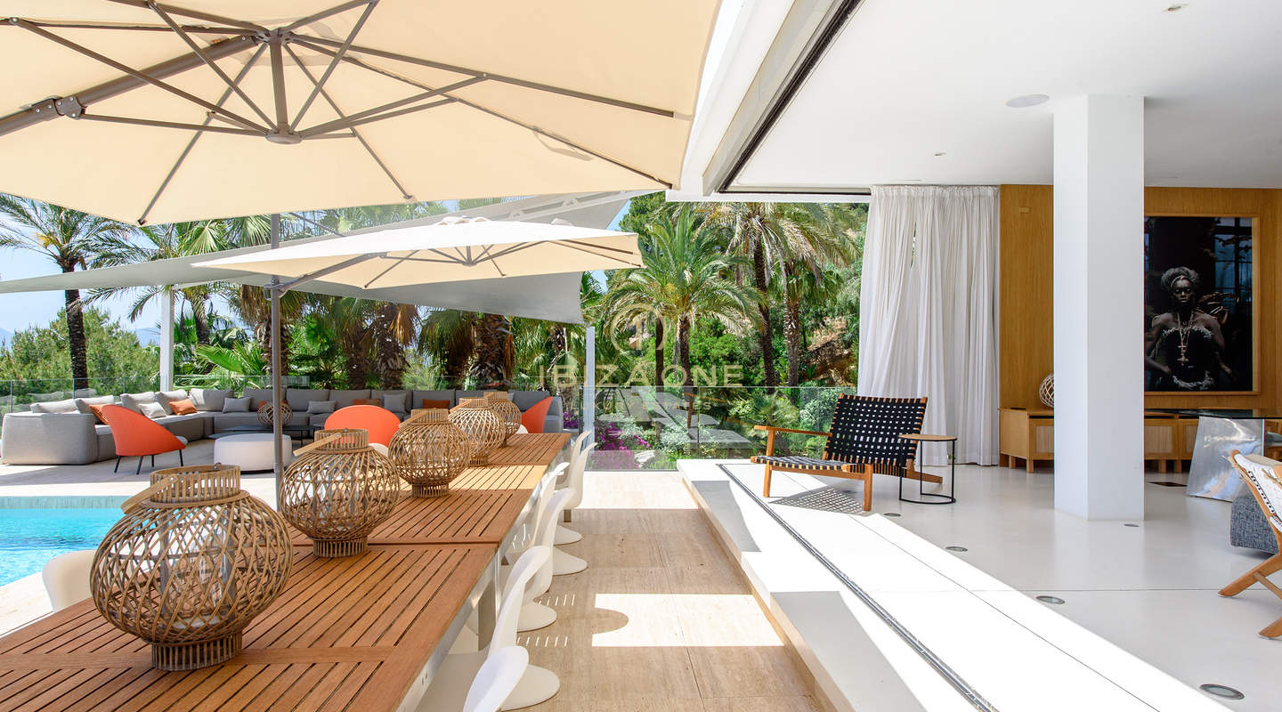 La tenuta definitiva per uno stile di vita esclusivo a Cala Jondal: vista mare, piscina, palestra e i migliori luoghi di Ibiza a portata di mano, in vendita e in affitto a Ibiza - Licenza per affitti turistici