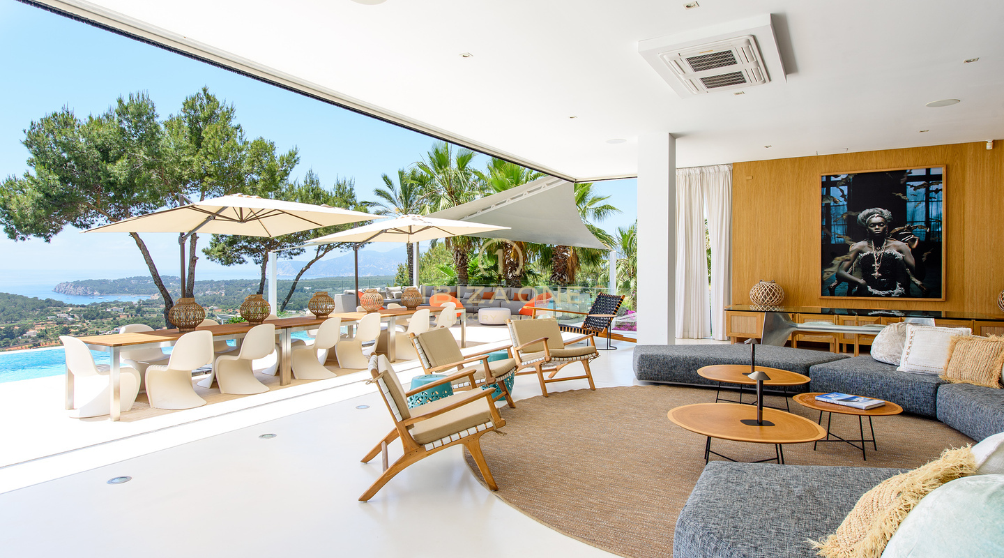 Domaine d'exception à Cala Jondal : vue sur mer, piscine, salle de sport et accès direct aux lieux incontournables d'Ibiza. À vendre et à louer. Ibiza - Licence de location touristique.