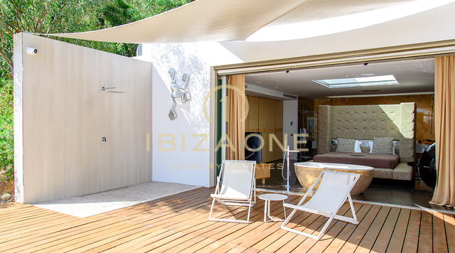 Het ultieme lifestyle-landgoed in Cala Jondal: uitzicht op zee, zwembad, fitnessruimte en de beste hotspots van Ibiza direct voor de deur. Te koop en te huur, Ibiza - Toeristische verhuurvergunning