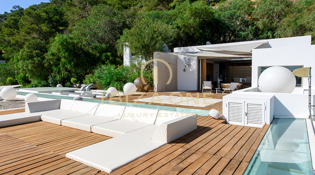 La tenuta definitiva per uno stile di vita esclusivo a Cala Jondal: vista mare, piscina, palestra e i migliori luoghi di Ibiza a portata di mano, in vendita e in affitto a Ibiza - Licenza per affitti turistici