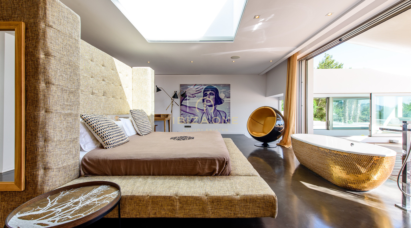 Domaine d'exception à Cala Jondal : vue sur mer, piscine, salle de sport et accès direct aux lieux incontournables d'Ibiza. À vendre et à louer. Ibiza - Licence de location touristique.