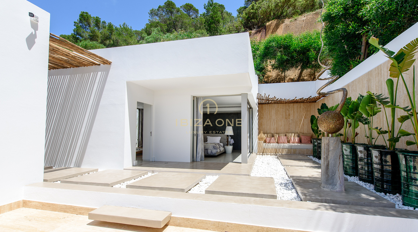 Domaine d'exception à Cala Jondal : vue sur mer, piscine, salle de sport et accès direct aux lieux incontournables d'Ibiza. À vendre et à louer. Ibiza - Licence de location touristique.