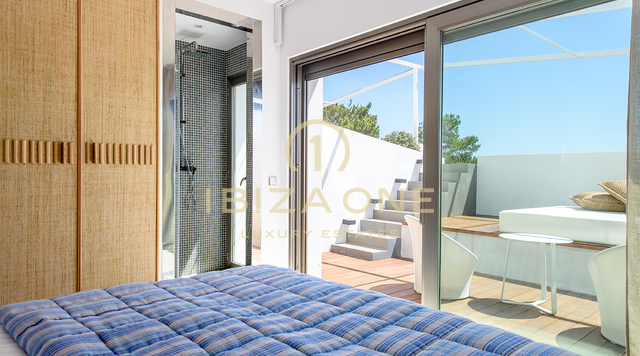La tenuta definitiva per uno stile di vita esclusivo a Cala Jondal: vista mare, piscina, palestra e i migliori luoghi di Ibiza a portata di mano, in vendita e in affitto a Ibiza - Licenza per affitti turistici