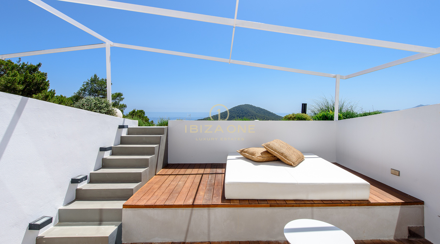 La tenuta definitiva per uno stile di vita esclusivo a Cala Jondal: vista mare, piscina, palestra e i migliori luoghi di Ibiza a portata di mano, in vendita e in affitto a Ibiza - Licenza per affitti turistici