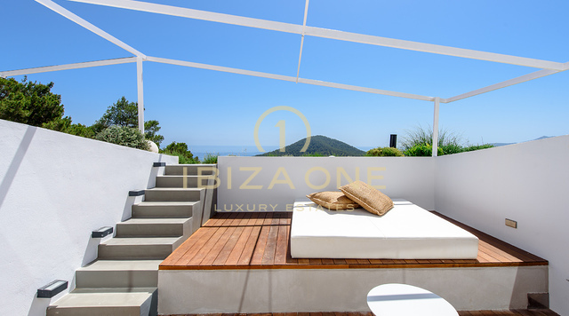 La finca definitiva en Cala Jondal: vistas al mar, piscina, gimnasio y los mejores lugares de Ibiza a su alcance. En venta y en alquiler. Ibiza - Licencia de alquiler turístico.