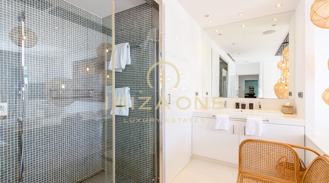 La finca definitiva en Cala Jondal: vistas al mar, piscina, gimnasio y los mejores lugares de Ibiza a su alcance. En venta y en alquiler. Ibiza - Licencia de alquiler turístico.