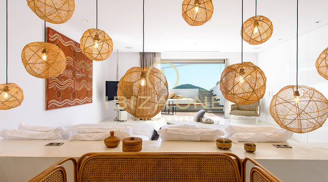 La finca definitiva en Cala Jondal: vistas al mar, piscina, gimnasio y los mejores lugares de Ibiza a su alcance. En venta y en alquiler. Ibiza - Licencia de alquiler turístico.