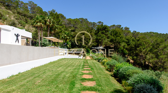 La finca definitiva en Cala Jondal: vistas al mar, piscina, gimnasio y los mejores lugares de Ibiza a su alcance. En venta y en alquiler. Ibiza - Licencia de alquiler turístico.