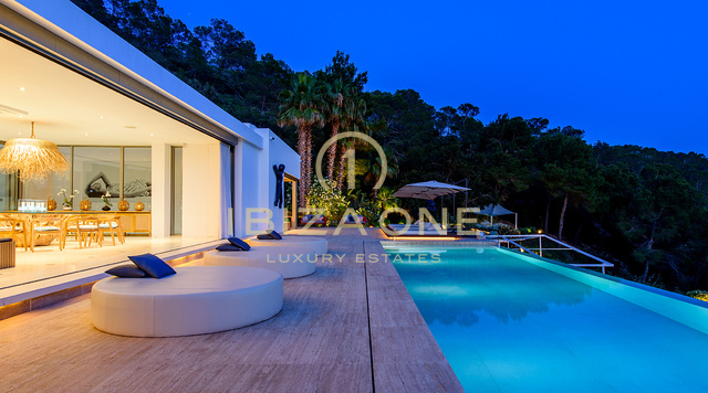 La finca definitiva en Cala Jondal: vistas al mar, piscina, gimnasio y los mejores lugares de Ibiza a su alcance. En venta y en alquiler. Ibiza - Licencia de alquiler turístico.