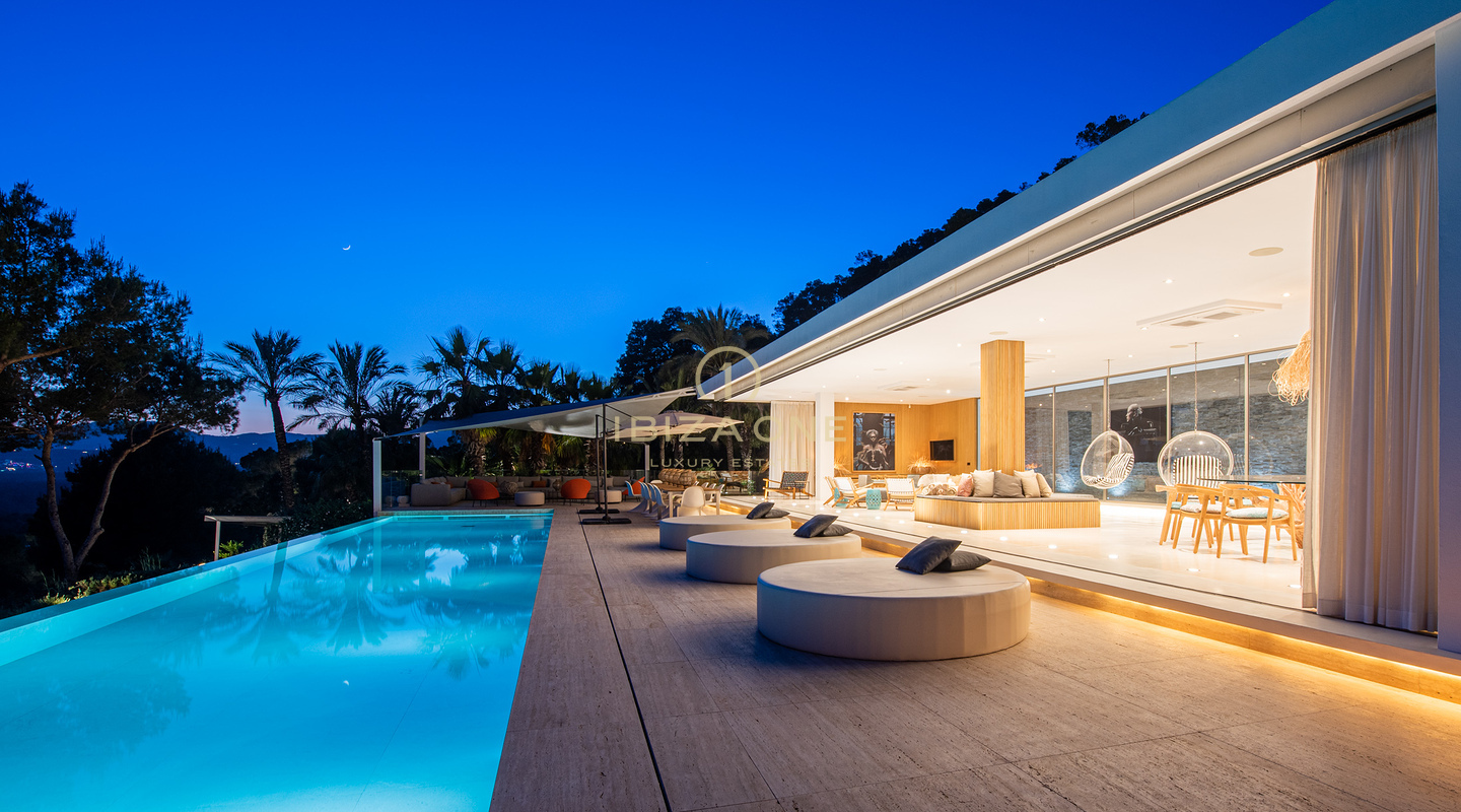 La tenuta definitiva per uno stile di vita esclusivo a Cala Jondal: vista mare, piscina, palestra e i migliori luoghi di Ibiza a portata di mano, in vendita e in affitto a Ibiza - Licenza per affitti turistici