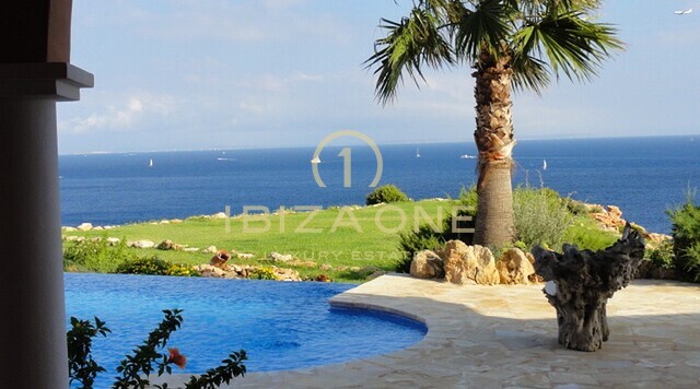 Villa de lujo en primera línea de mar en venta en Porroig, Ibiza - Villa de lujo en primera línea de mar en alquiler en Porroig, Ibiza
