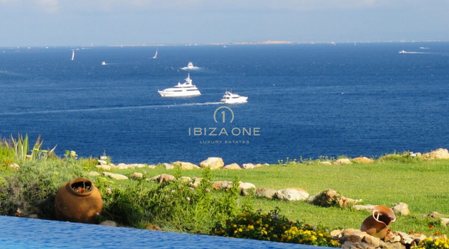 Luxe villa direct aan zee te koop in Porroig, Ibiza - Luxe villa direct aan zee te huur in Porroig, Ibiza