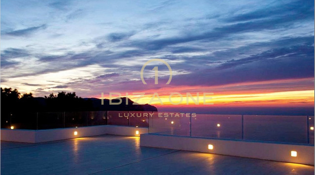 Villa de lujo en primera línea de mar sobre los acantilados, cerca del Hotel Hacienda de 5 estrellas - 