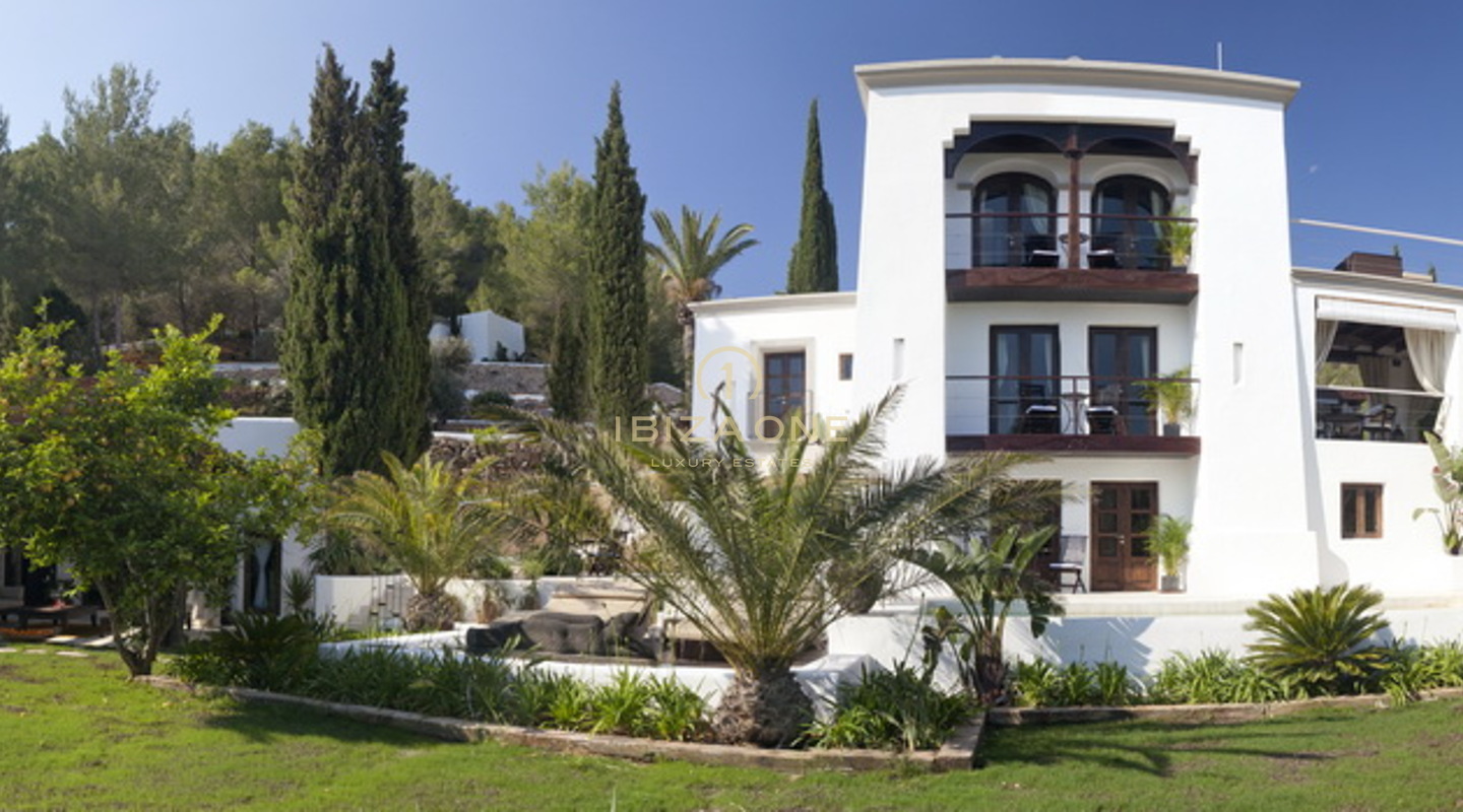 Lujosa y exclusiva mansión ibicenca reformada de estilo moderno en venta en Ibiza - Lujosa y exclusiva mansión ibicenca reformada de estilo moderno en alquiler en Ibiza