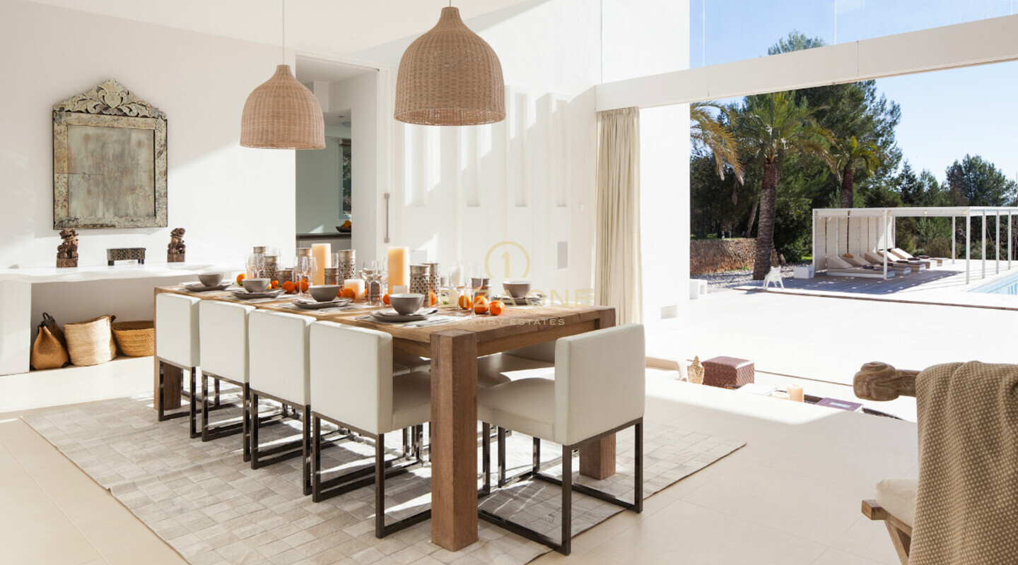 فيلا فاخرة بتصميم مميز مطلة على فورمينتيرا للبيع في إيبيزا - فيلا فاخرة بتصميم مميز مطلة على فورمينتيرا للإيجار في إيبيزا