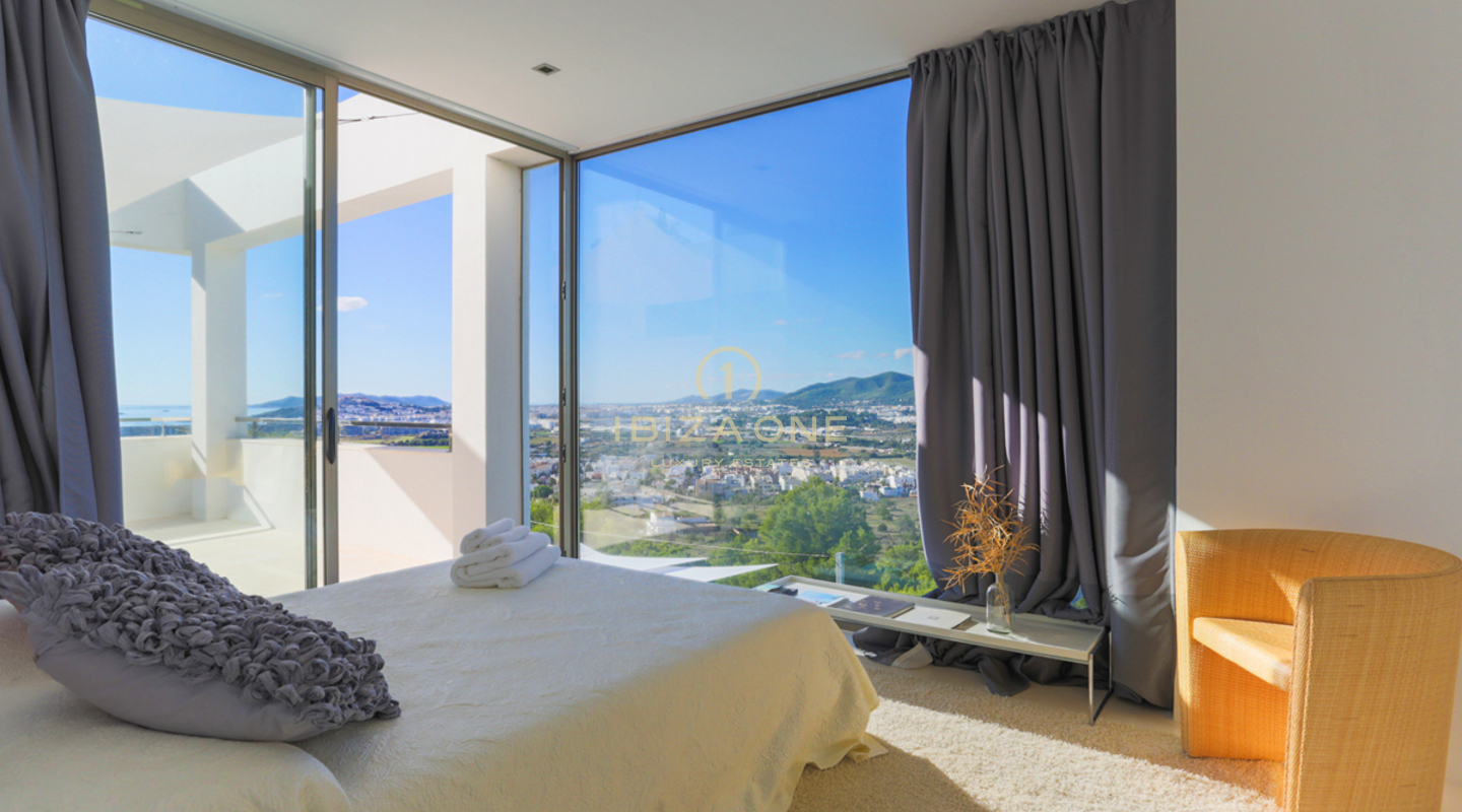 Villa de luxe contemporaine avec vue imprenable et coucher de soleil à louer à Can Rimbau, Ibiza