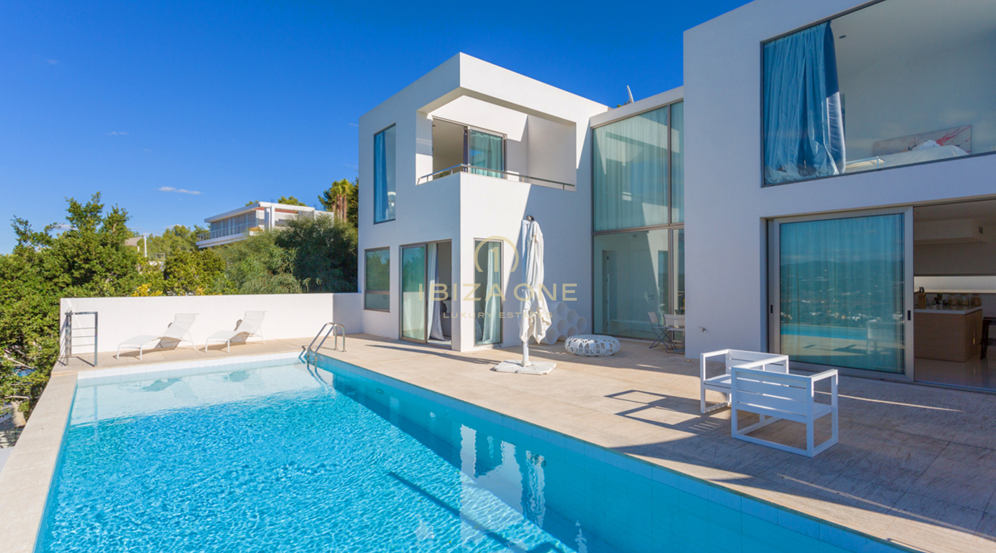 Villa de luxe contemporaine avec vue imprenable et coucher de soleil à louer à Can Rimbau, Ibiza